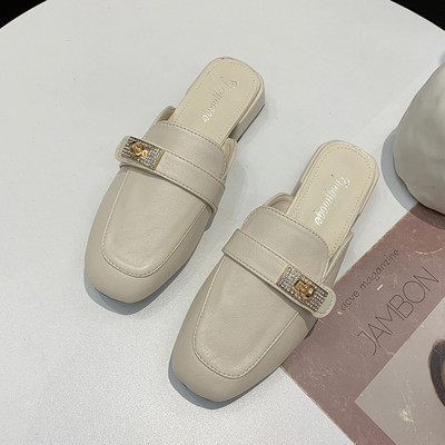 Γυναικείες έκο δερμάτινες παντόφλες με μεταλλική αγκράφα