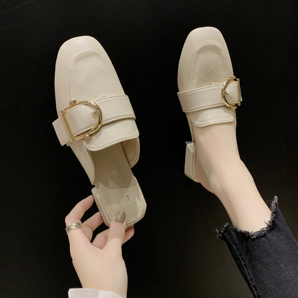 Γυναικείες έκο δερμάτινες παντόφλες με μεταλλική αγκράφα