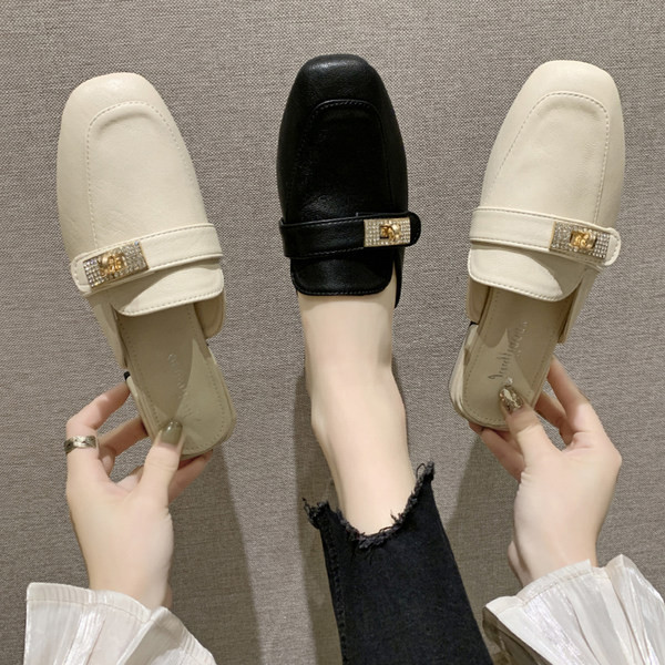 Γυναικείες έκο δερμάτινες παντόφλες με μεταλλική αγκράφα