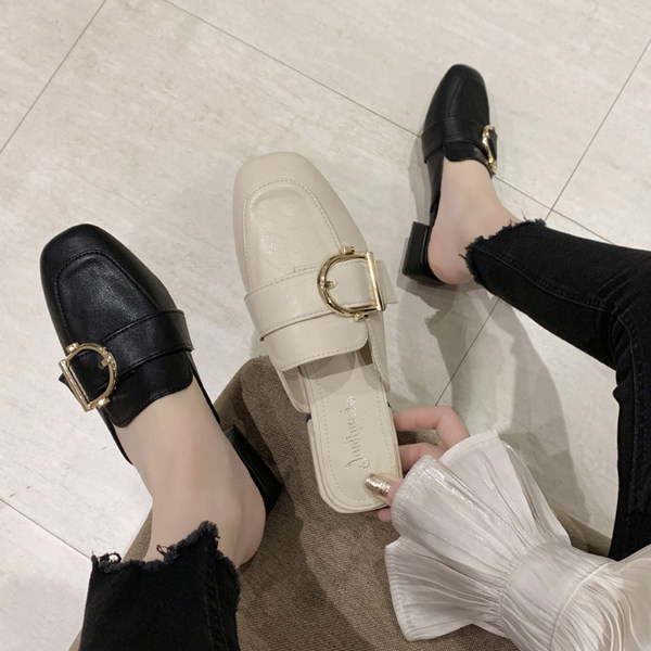 Γυναικείες έκο δερμάτινες παντόφλες με μεταλλική αγκράφα