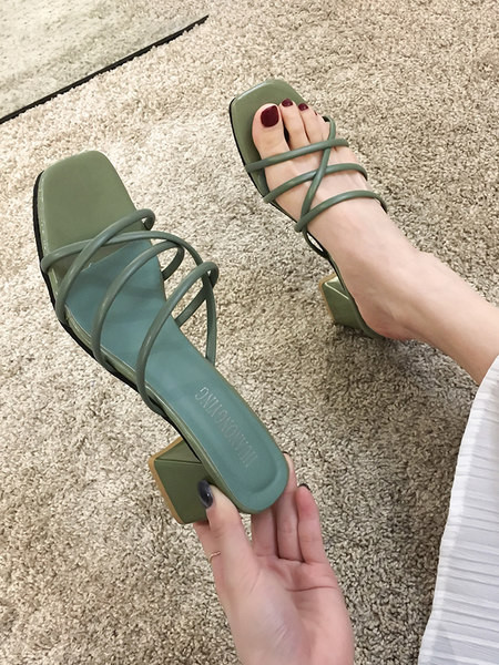 Κομψές γυναικείες παντόφλες κλασικό μοντέλο με τακούνι 6 cm