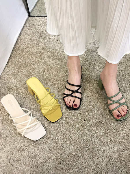 Κομψές γυναικείες παντόφλες κλασικό μοντέλο με τακούνι 6 cm