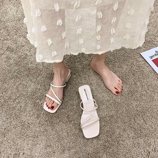 Κομψές γυναικείες παντόφλες με απλό μοντέλο τακούνι 4 cm