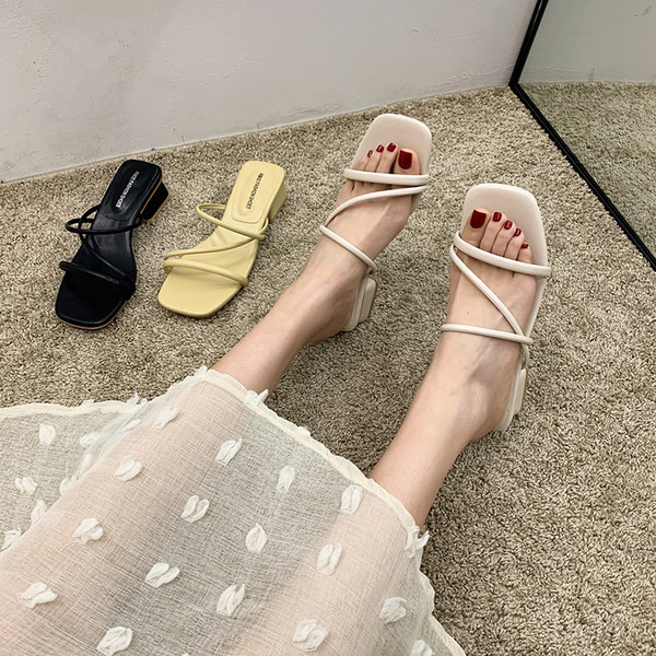 Κομψές γυναικείες παντόφλες με απλό μοντέλο τακούνι 4 cm