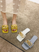 Sieviešu čības vienkāršs modelis ar plakanu zoli un sprādzi