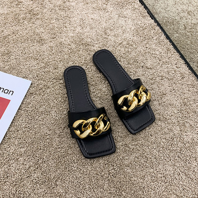 Sieviešu čības vienkāršs modelis ar plakanu zoli un sprādzi