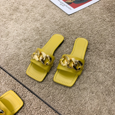 Sieviešu čības vienkāršs modelis ar plakanu zoli un sprādzi