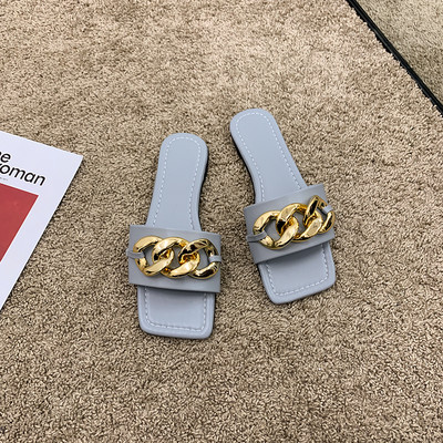 Sieviešu čības vienkāršs modelis ar plakanu zoli un sprādzi