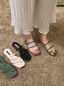 Aktuālas sieviešu čības starp pirkstiem ar plakanu zoli