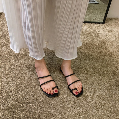 Aktuālas sieviešu čības starp pirkstiem ar plakanu zoli