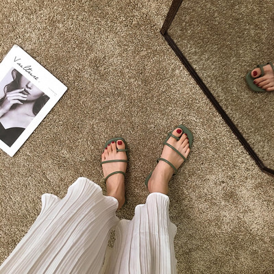 Aktuālas sieviešu čības starp pirkstiem ar plakanu zoli