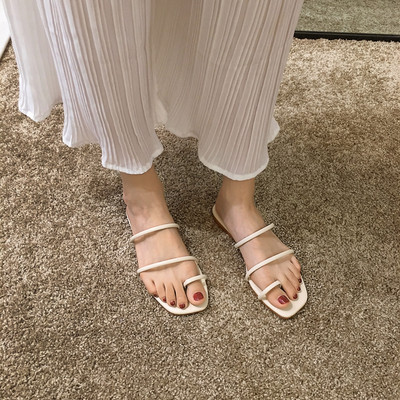 Aktuālas sieviešu čības starp pirkstiem ar plakanu zoli