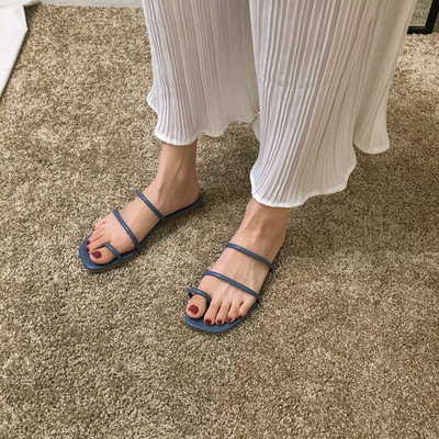 Aktuālas sieviešu čības starp pirkstiem ar plakanu zoli