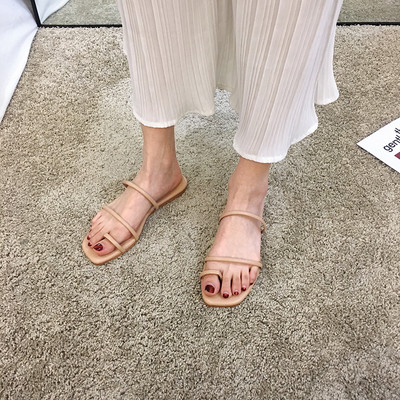 Aktuālas sieviešu čības starp pirkstiem ar plakanu zoli