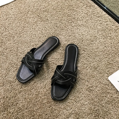 Κομψές γυναικείες παντόφλες από οικολογικό δέρμα με επίπεδη σόλα