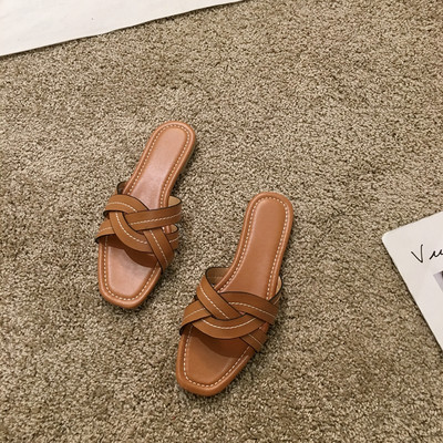 Κομψές γυναικείες παντόφλες από οικολογικό δέρμα με επίπεδη σόλα