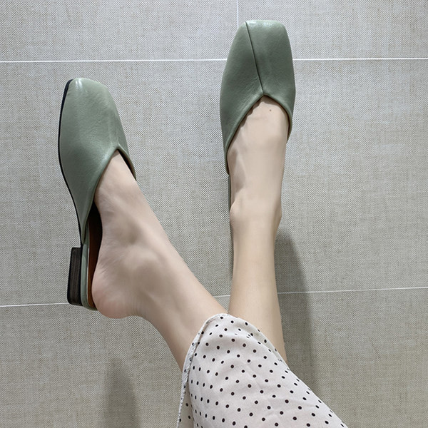 Sieviešu ādas slēgtās čības trīs krāsās