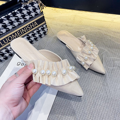 Μοντέρνες μυτερές παντόφλες με πέρλες