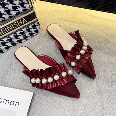 Μοντέρνες μυτερές παντόφλες με πέρλες