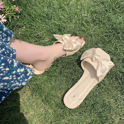 Sieviešu čības ar izšuvumu un satīna lenti