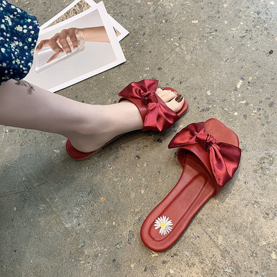 Sieviešu čības ar izšuvumu un satīna lenti