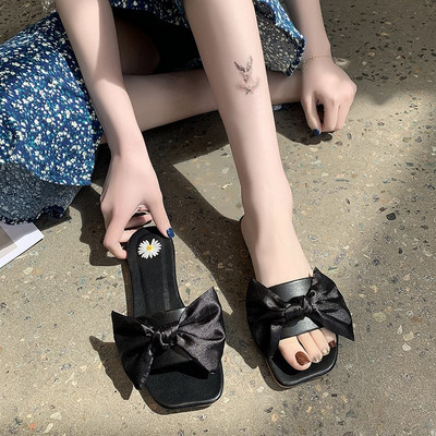 Sieviešu čības ar izšuvumu un satīna lenti