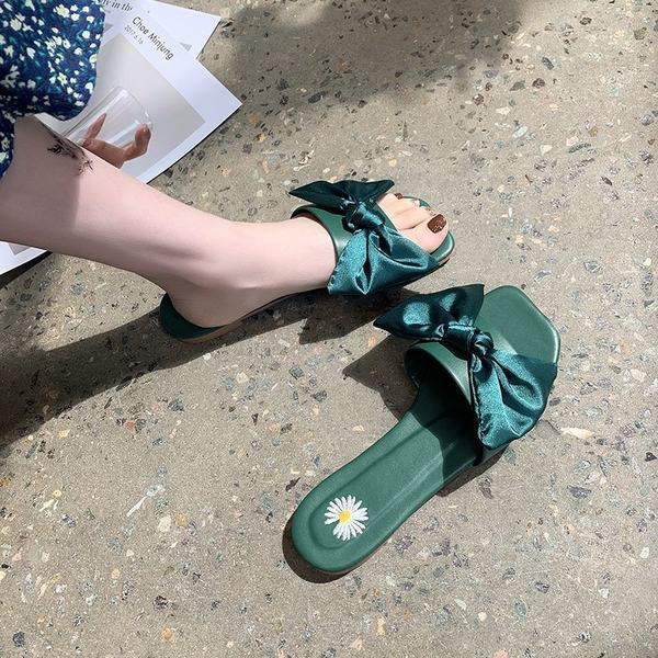 Sieviešu čības ar izšuvumu un satīna lenti