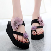 Παντόφλες γυναικείας σε πλατφόρμα με τρισδιάστατη διακόσμηση λουλουδιών