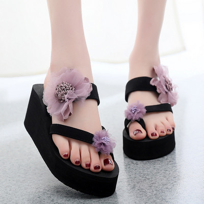 Παντόφλες γυναικείας σε πλατφόρμα με τρισδιάστατη διακόσμηση λουλουδιών