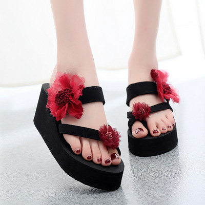 Παντόφλες γυναικείας σε πλατφόρμα με τρισδιάστατη διακόσμηση λουλουδιών