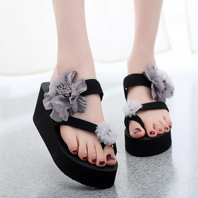 Παντόφλες γυναικείας σε πλατφόρμα με τρισδιάστατη διακόσμηση λουλουδιών