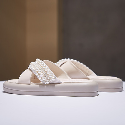 Vasaras čības ar krusteniskām siksnām un pērļu rotājumu