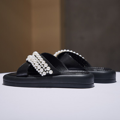 Vasaras čības ar krusteniskām siksnām un pērļu rotājumu