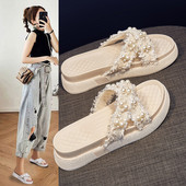 Sieviešu čības ar plakanu platformu un tekstila krusta siksnām un pērlēm