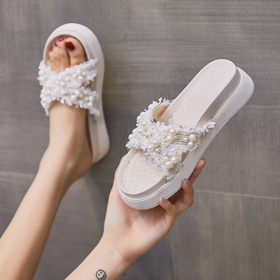 Sieviešu čības ar plakanu platformu un tekstila krusta siksnām un pērlēm