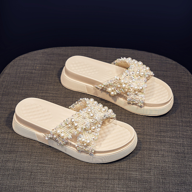 Sieviešu čības ar plakanu platformu un tekstila krusta siksnām un pērlēm