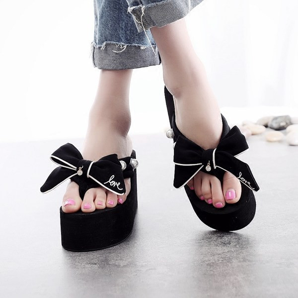 Sieviešu vasaras čības uz augstas platformas ar lentes un pērļu rotājumu