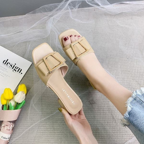 Γυναικείες τετράγωνες παντόφλες με μεταλλικό στοιχείο και διακοσμητικές πέτρες