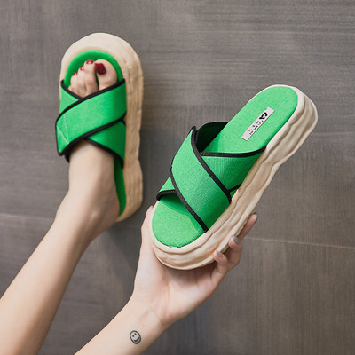 Ikdienas platformas čības ar tekstila krusteniskām siksnām