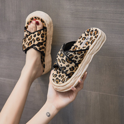 Ikdienas platformas čības ar tekstila krusteniskām siksnām