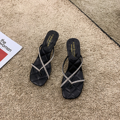 Κομψές γυναικείες παντόφλες με τακούνι 6,5 cm