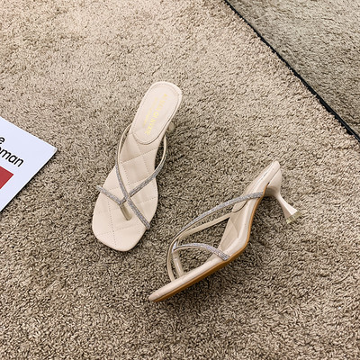 Κομψές γυναικείες παντόφλες με τακούνι 6,5 cm