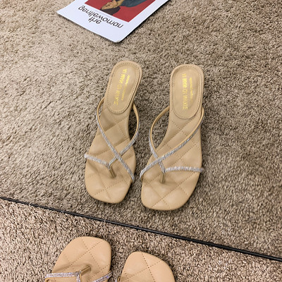 Κομψές γυναικείες παντόφλες με τακούνι 6,5 cm