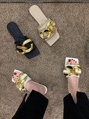 Stilīgas sieviešu čības ar plakanu zoli un sprādzi, vienkāršs modelis