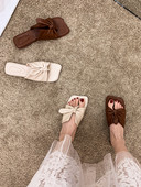 Stilīgas sieviešu čības starp pirkstiem ar lentīti