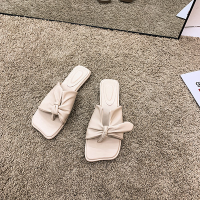 Stilīgas sieviešu čības starp pirkstiem ar lentīti