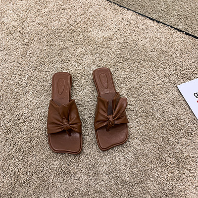 Stilīgas sieviešu čības starp pirkstiem ar lentīti