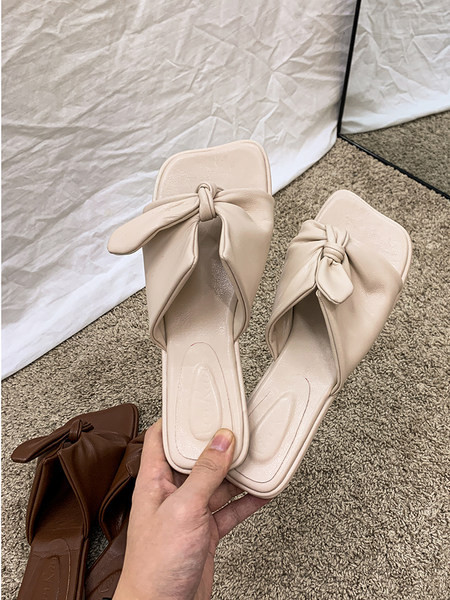 Κομψές γυναικείες παντόφλες  με κορδέλα