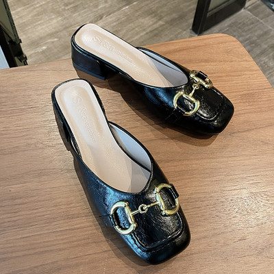 Sieviešu ādas čības ar metāla apdari četrās krāsās