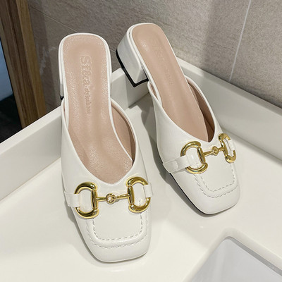 Sieviešu ādas čības ar metāla apdari četrās krāsās